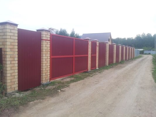Комбинированный забор из кирпича и профнастила