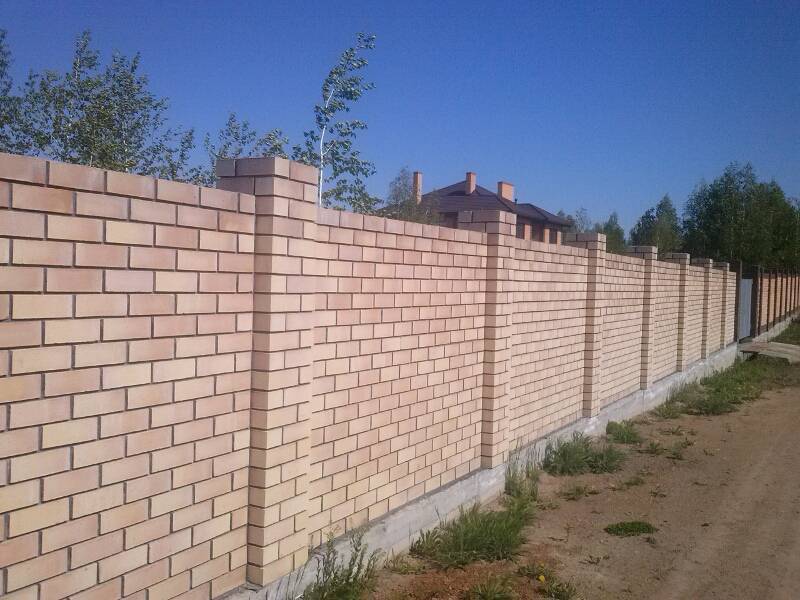 Кирпичный забор