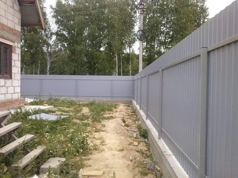 Установка забора из профнастила на ленточном фундаменте. Внутренний вид забора. Объект: п. Рощино