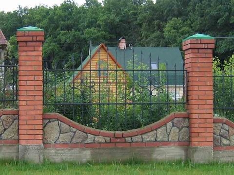 Комбинированный забор из кирпича с элементами ковки