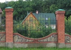 Комбинированный забор из кирпича с элементами ковки