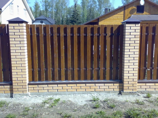 Комбинированный забор из дерева и кирпича