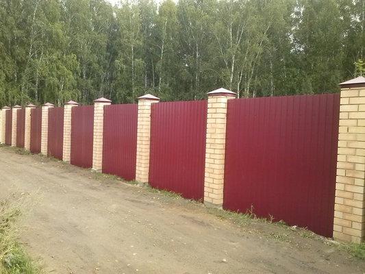 Установка забора из профнастила с кирпичными столбами. Объект: СНТ "Урал"