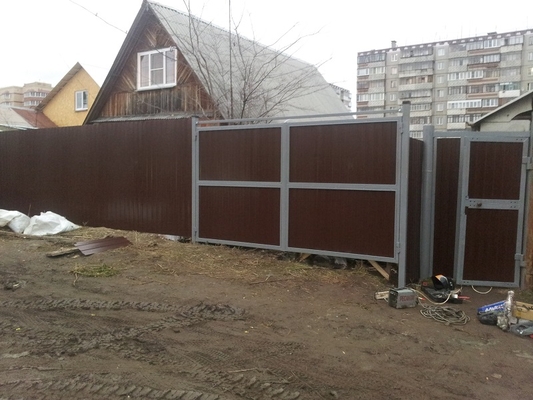 Установка забора из профнастила, изготовление и монтаж распашных каркасных ворот и калитки. Объект: г. Челябинск, ул. Чайковского