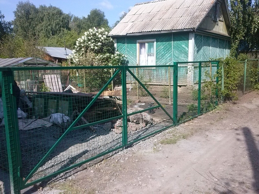 Установка забора из сварной заборной сетки, изготовление и монтаж распашных ворот. Объект: СНТ "Медик"
