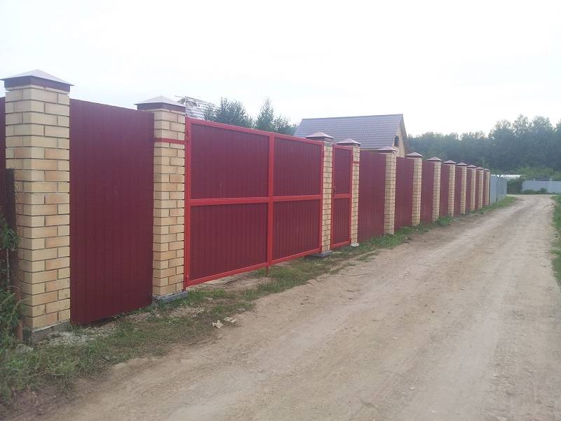 Установка забора из профнастила с кирпичными столбами. Объект: СНТ "Урал"